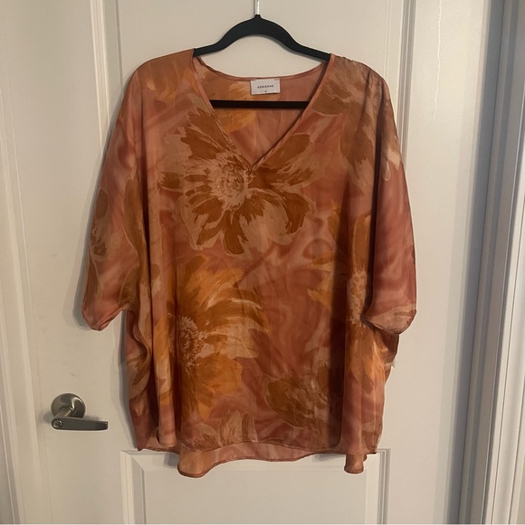 Boutique Adrienne v neck short sleeve tunic top Medium - Picture 1 of 7